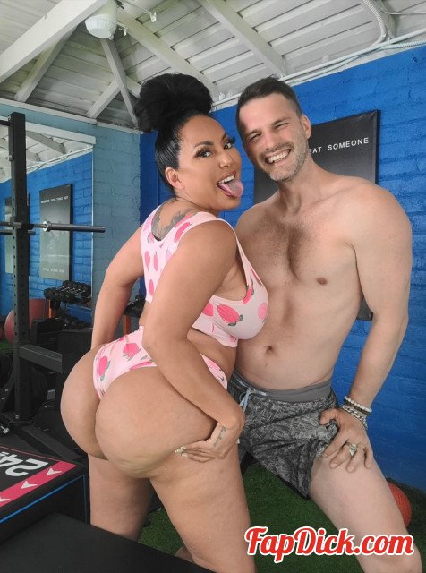 Kiara Mia, Tommy Wood - Curvy Milf Fucked by Her Gym Trainer [FullHD 1080p]