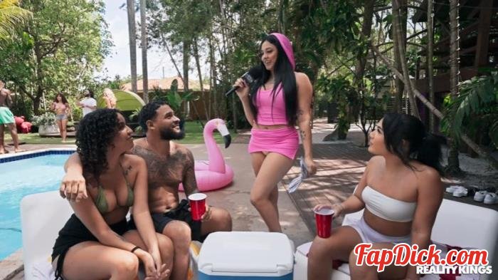 Serena Santos, Kira Perez, Addison Vodka, Alix Avery, Bunny Fae - Wet And Wild [SD 480p]