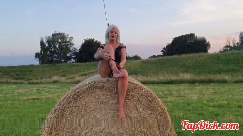 Lady_Melina_Jolie - Im strahl vom Heuballen gepisst [FullHD 1080P]  (MyDirtyHobby)