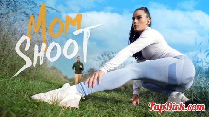 Lexi Dona - Pulling More Than Hamstrings [FullHD 1080p]