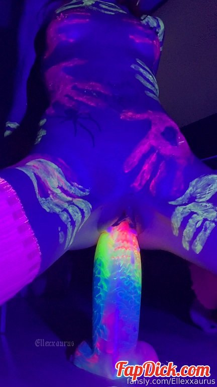 Ellexxaurus - UV light and paints feels so trippy I loveee it and the dildo is huge [2K 3840p]