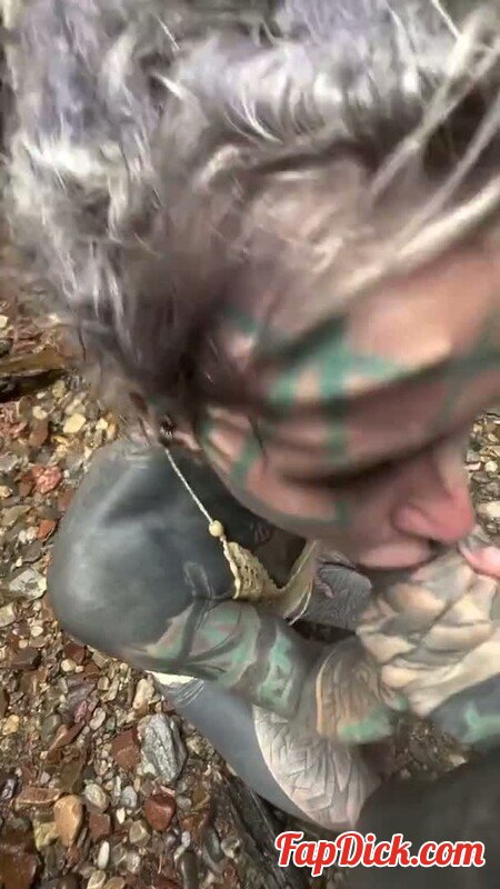 Anuskatzz - Tatowiertes Girl gibt Blowjob an einem Wasserfall - POV public [SD 608P]  (MyDirtyHobby)