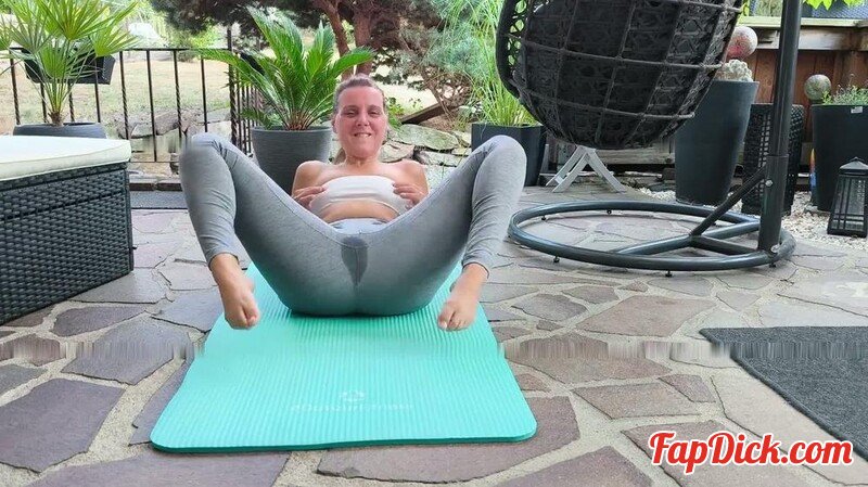 Celina-Ballerina - Geiles Terrassen Yoga in grauer Leggings Teil 1 [FullHD 1080P]  (MyDirtyHobby)