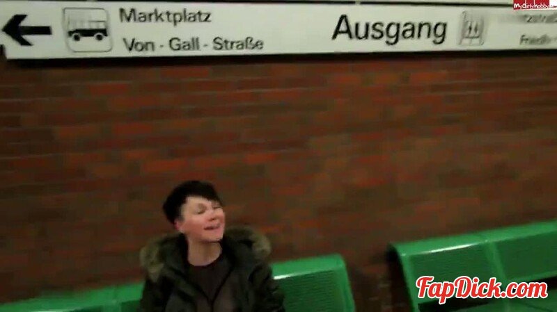 geil-poppen - PUPS PANNE - Gepinkelt in der U-bahnstadion [HD 720P]  (MyDirtyHobby)