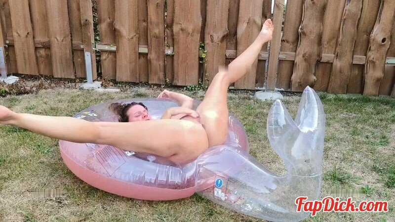 Celina-Ballerina - Inflatable Schwimmreifen Outdoor Piss Action kurz und knapp [FullHD 1080P]  (MyDirtyHobby)