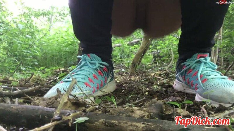 EmelieCrystal - Zum ersten mal vor der Kamera gepisst - Natursekt [HD 720P]  (MyDirtyHobby)