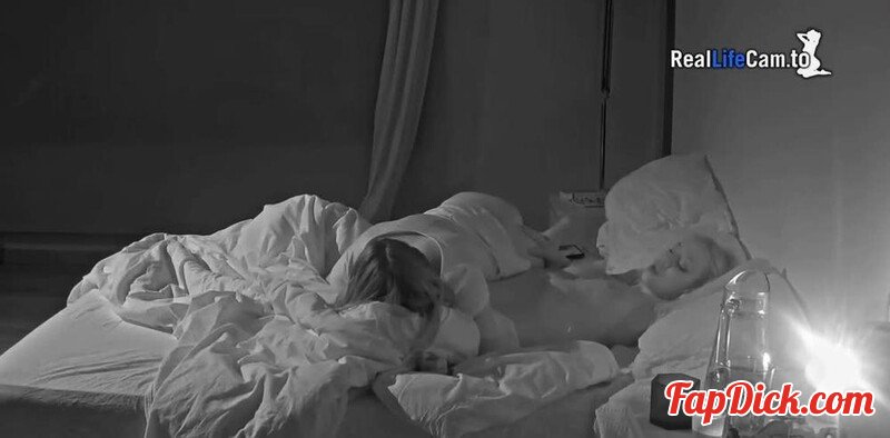 Reallifecam - Sara And Guest Girl Have Quick Kissing And Lesbian Pussy Play In The Dark 20.09.2025 [SD 566P]  