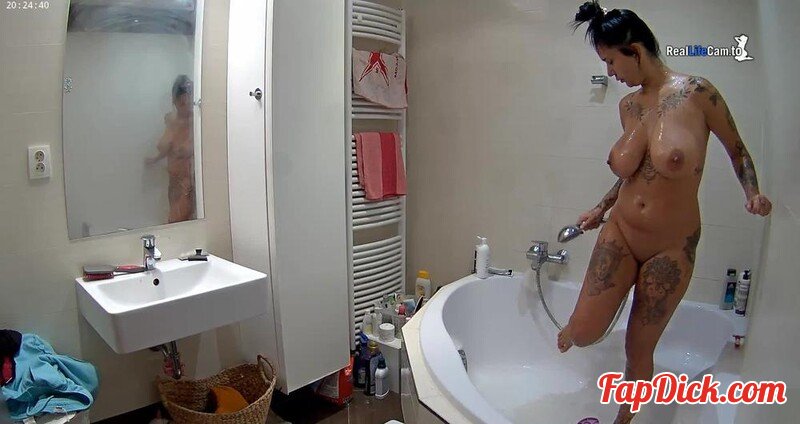 Reallifecam - Linda Wash And Tub Her Pussy 21.09.2025 [FullHD 1016P]  