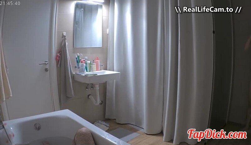 Reallifecam - Dasha And Sasha Have Hot Blowjob And Hard Sex In Bathub 30.09.2025 [SD 644P]  