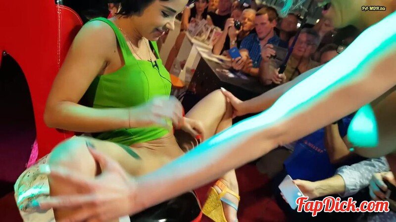 RonnyRosetti - Buhnenshow auf der Venus von zwei hei?en Amateur Frauen [FullHD 1080P]  (MyDirtyHobby)