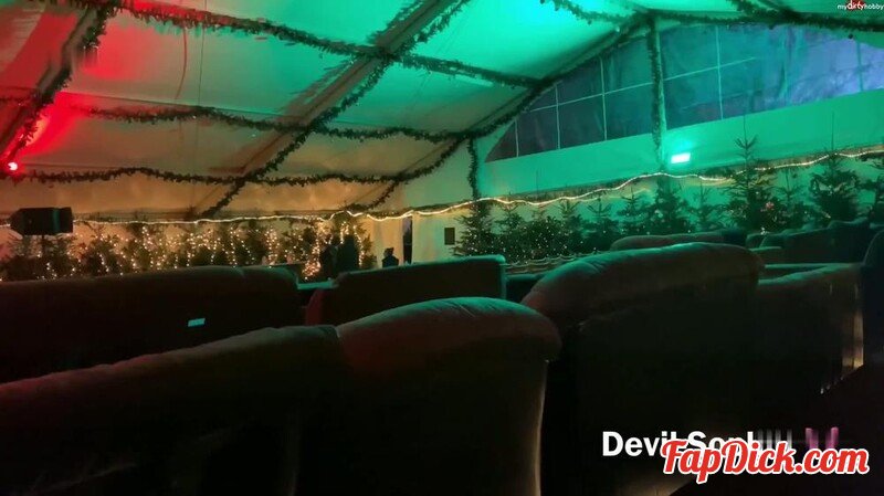 SteffiBlond - Public und versaut - So versaut pisst keiner auf dem Weihnachtsmarkt [FullHD 1080P]  (MyDirtyHobby)