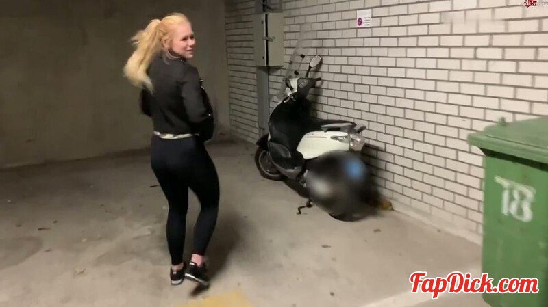 SteffiBlond - Den Spanner vom Oldi bepisst - das hat die Roller Sau verdient - Tei... [FullHD 1080P]  (MyDirtyHobby)