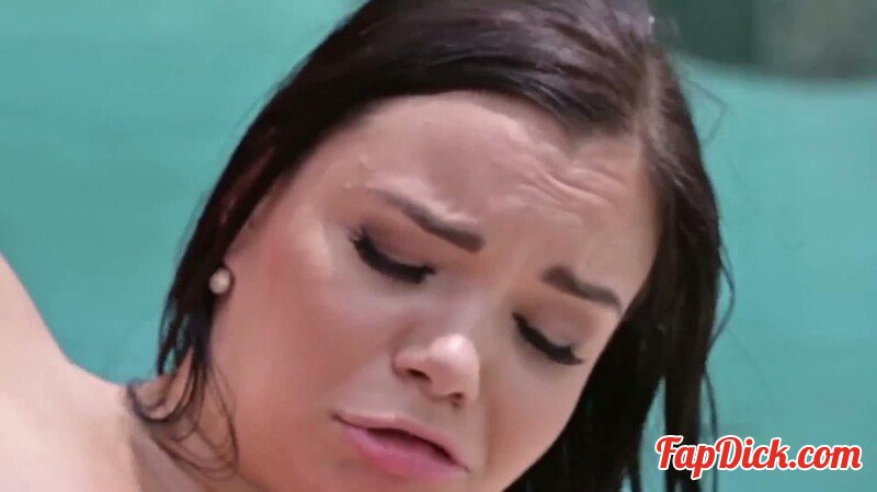 Queen-of-Tits - Nackt und notgeil vom Poolboy erwischt [FullHD 1080P]  (MyDirtyHobby)