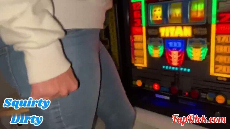 Squirtydirty - Glucksstrahl und Glucksstrahne im privaten Casino [HD 720P]  (MyDirtyHobby)